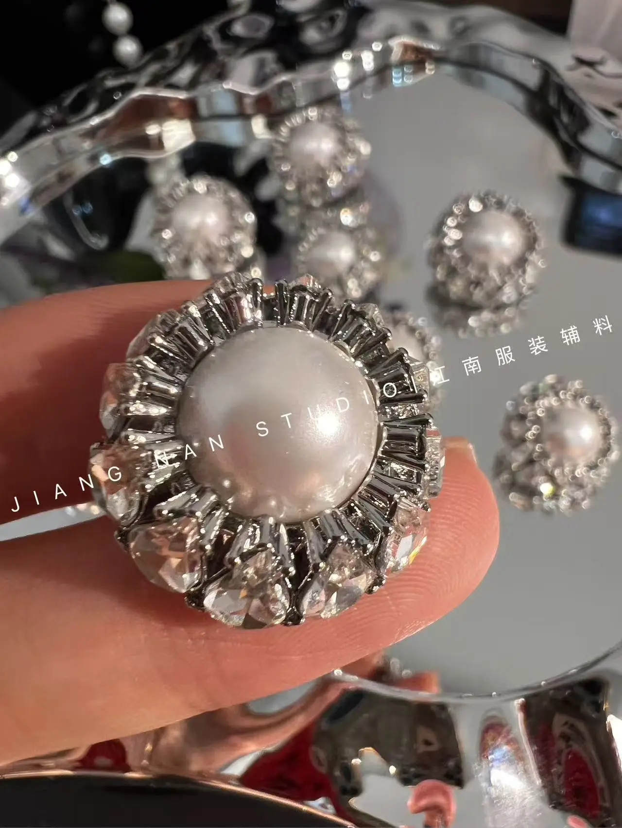 

Jiangnan 26 New Pearl Flower Core 3D Rhinestone 82m Tee Pa Heavy Du Metal Button DIY Sewing Accories Home Fabric