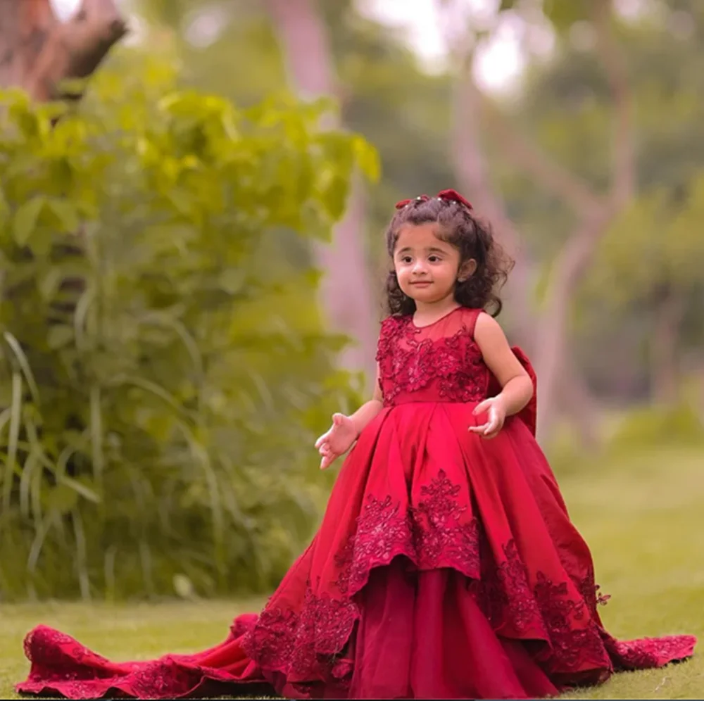 

Classic O Neck Appliques Sleeveless Pleat Formal Communion Girl Dress Floor Length Vintage Long Sweep Train Flower Girl Gown