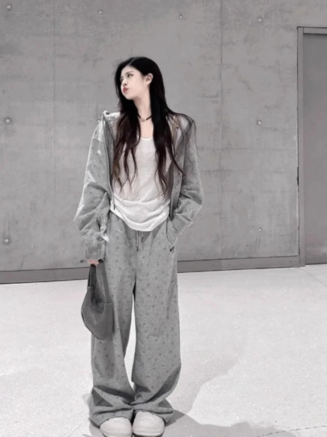 春と秋の新作韓国風カレッジ風ジッパー付きスウェットセット |   女の子限定のニッチなカジュアルツーピースセット！ 新鮮なカレッジスタイルを演出、すっきりとしたジッパーデザイン、欠点を隠すゆったりとしたフィット感で、よりスリムに見せます。あらゆる体型に適しており、普段着、学校、ショッピング、外出に最適です。スタイルの衝突を避けるユニークなデザイン、多用途で合わせやすい、若々しくエネルギッシュな印象を簡単に作成できます。春を完璧に仕上げるセットです。