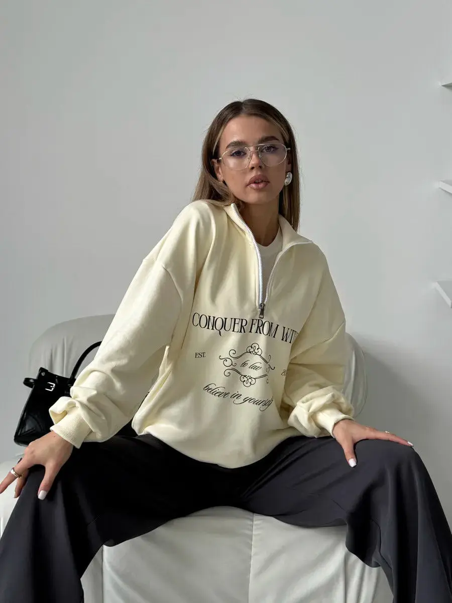 T2K Aesthetic College นักเรียนยืนครึ่งเปิดซิปเสื้อกันหนาว Retro Letter พิมพ์เสื้อแขนยาวฤดูใบไม้ร่วงหลวมกีฬา