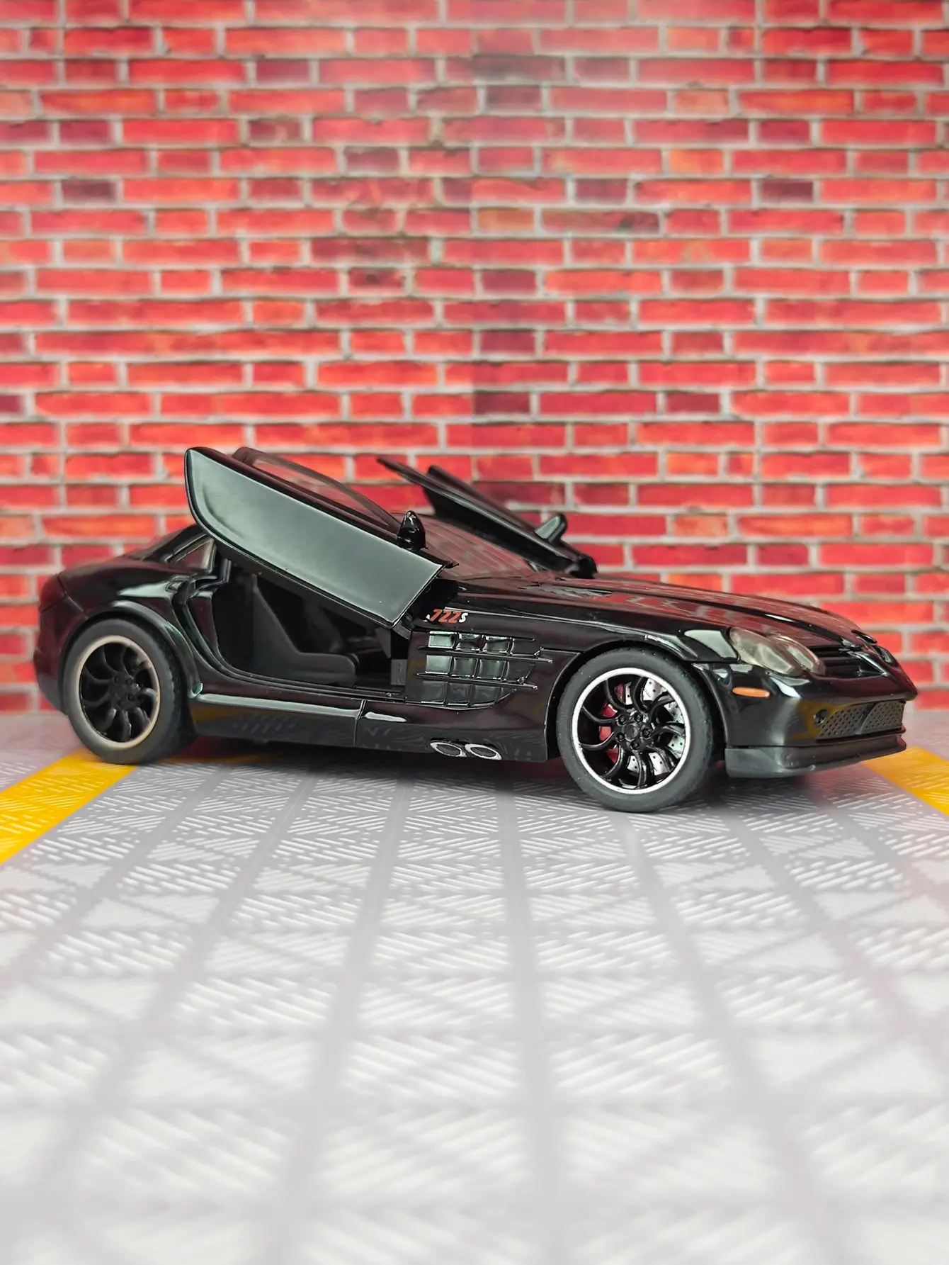 

1:32 SLR alloy car model boy toy car collection ornaments It is suitable for collection and as a birthday gift for friends