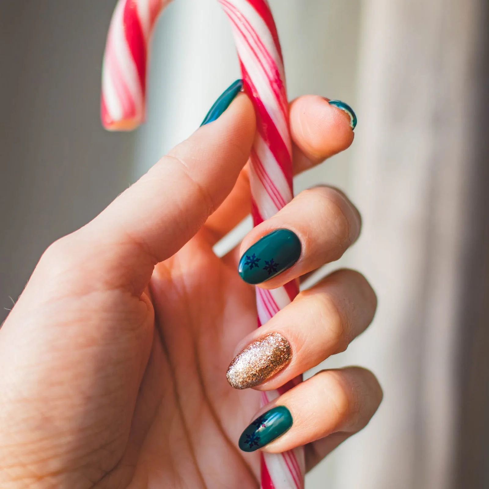 12 قطعة من ترتر الأظافر عالي الجودة بتصميم جميل ومتين وخفيف الوزن وفريد من نوعه لتزيين عيد الميلاد