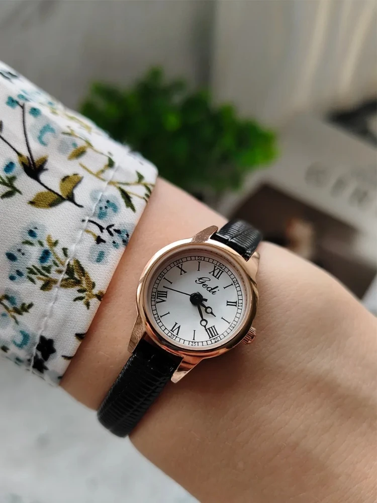 

Retro Women's Quartz Watch Simple Round Clock Fine Leather Strap Waterproof Ladies Watch Suitable for Small Wrists