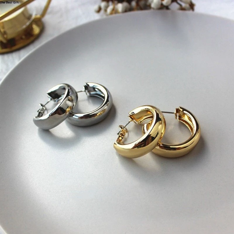 Trendige klobige C-förmige Creolen für Damen, goldfarben, glänzende geometrische Ohrstecker, minimalistischer Modeschmuck, Accessoires – Detail 1