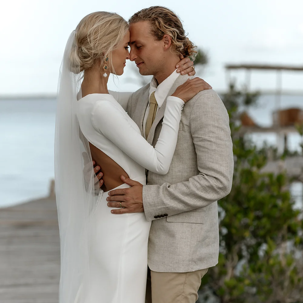 Girocollo maniche lunghe aderenti tubino abito da sposa in raso Drop Ship bottoni ricoperti sul retro bottoni da sposa con colonna da spiaggia in Crepe