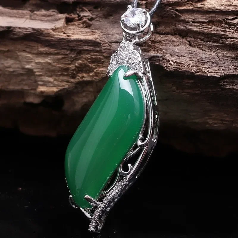 

China's Natural Green Chalcedony Hand Carved Drop Pendant Fashion Jewelry Men's and Women's Green Agate Necklace