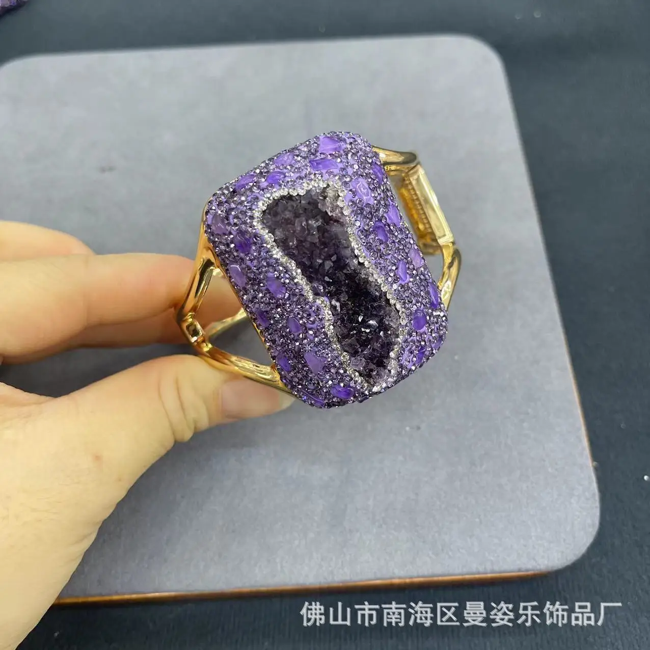 Natural Uruguayan amethyst inlaid with purple gravel color retention large bracelet personalized fashion medieval natural stone