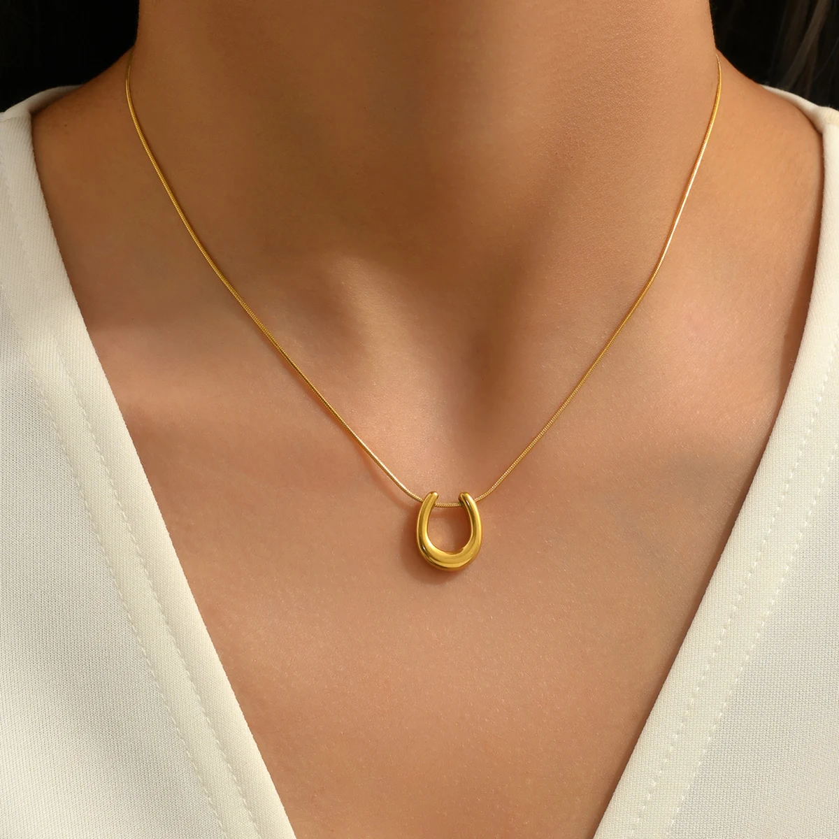 Fashion light luxury V pendant necklace Stainless steel luxury popular women\'s necklace is a popular jewelry gift forwomenm