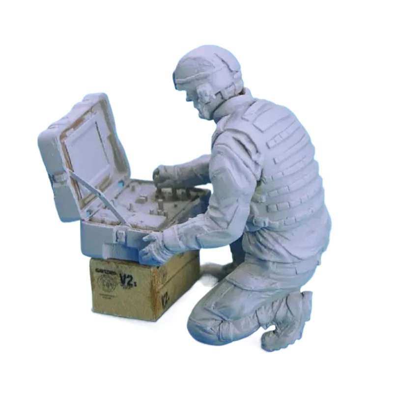 1/35 Scale Resin Figure Assembly Model Kits US EOD Robot Controller Hobby Miniature Garage Kit Unassembled and Unpainted