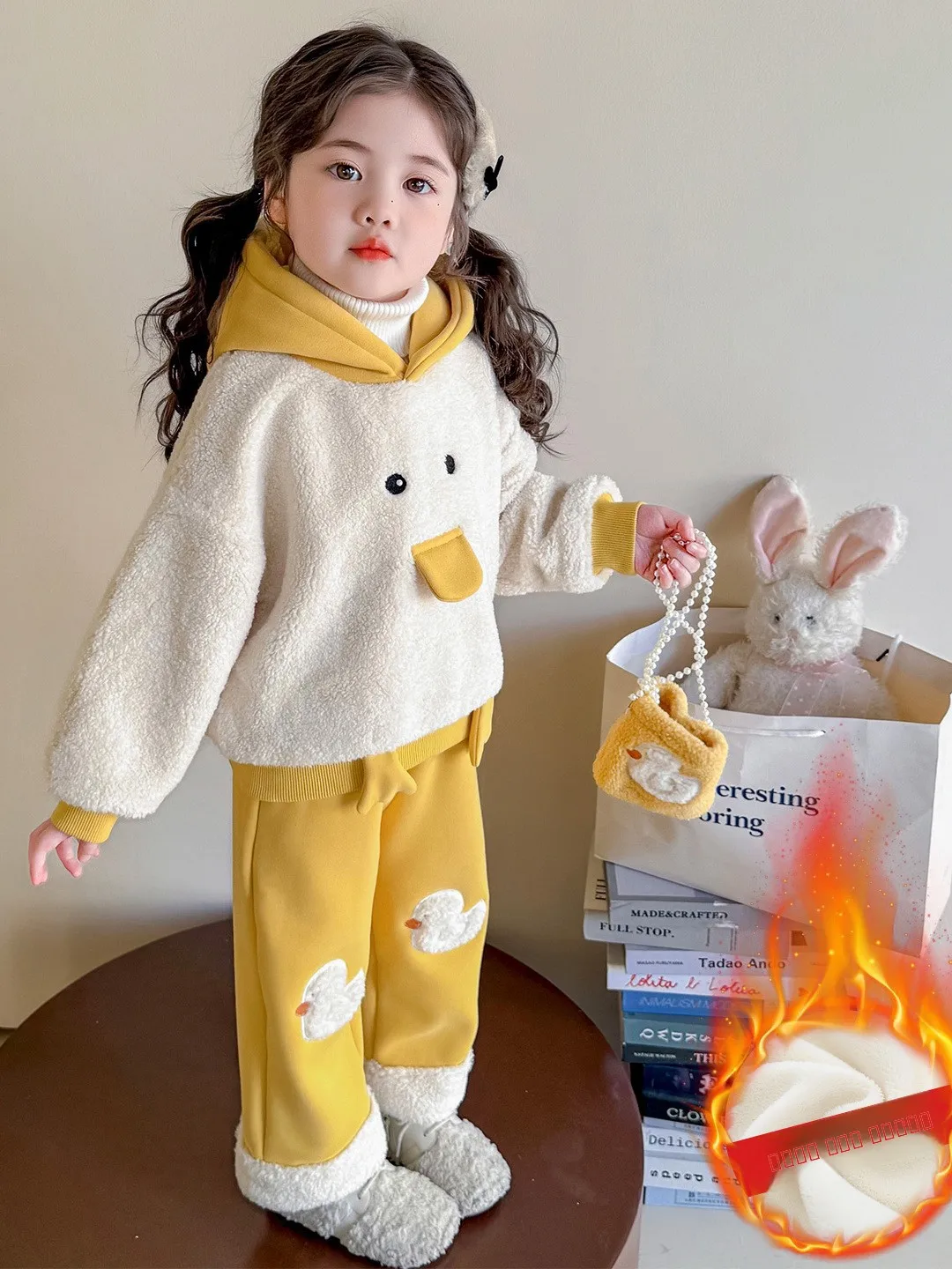 愛らしいアヒルのフード付きフリース裏地付き厚手の冬服女の子用ツーピースセット暖かいパンツとスウェットシャツ学生制服