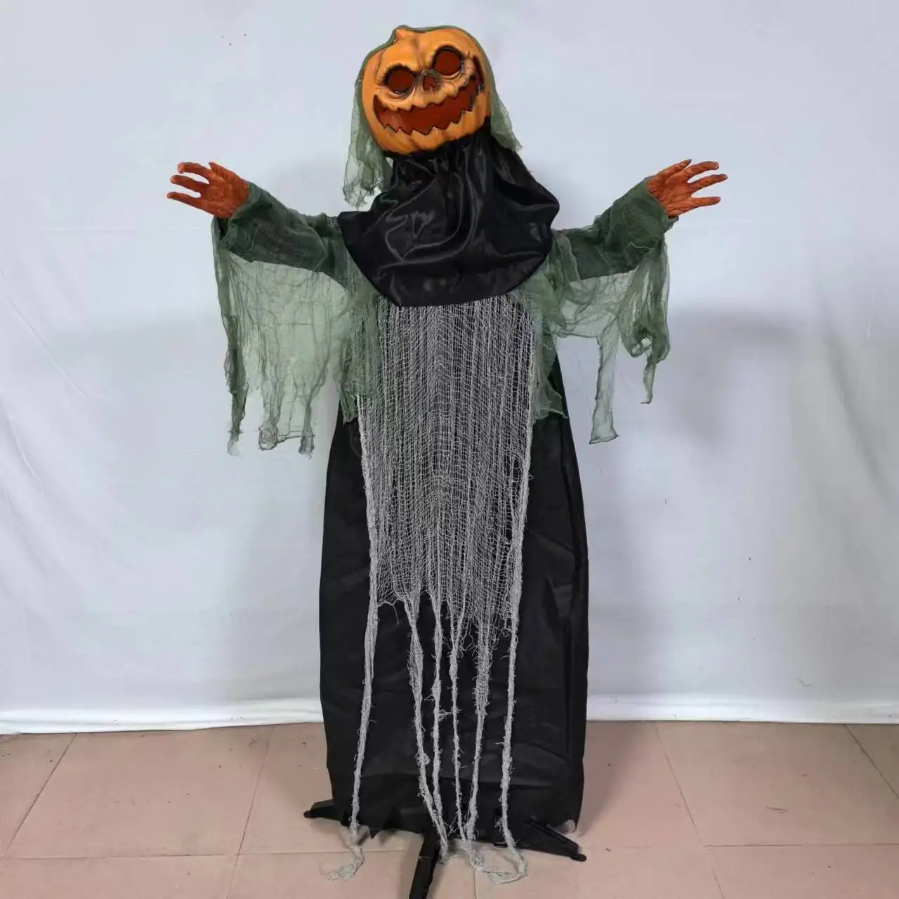 

Pumpkin Man Ornament Halloween Decoration Haunted House Secret Room Scary Props Plastic Ornament