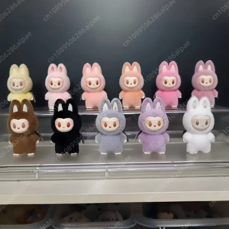 Neue Mini Labubu Stehende Und Sitzhaltung Puppe Nettes Spielzeug Desktop Dekoration Modell Ornamente Weihnachten Geschenke Nach Dem Zufall Senden