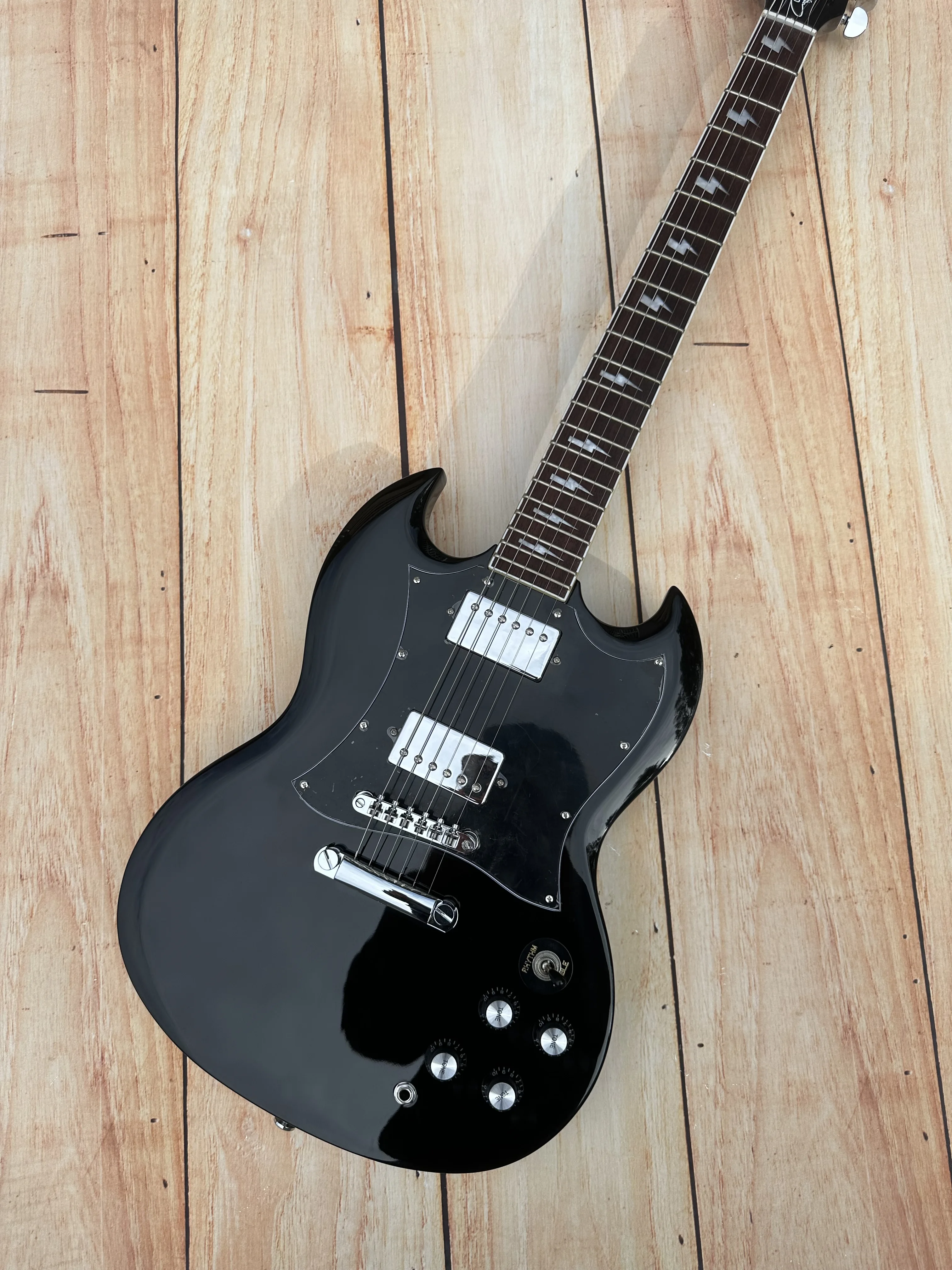 SG electric guitar, lightning inlaid fingerboard, black bright light, gold accessories and tuner, quick shipping