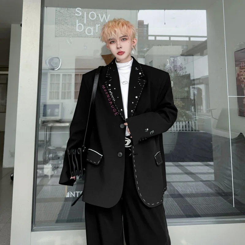 

Мужской костюм-тройка весна 2026 с вышитыми буквами и лацканами, модный повседневный дизайн для молодежи