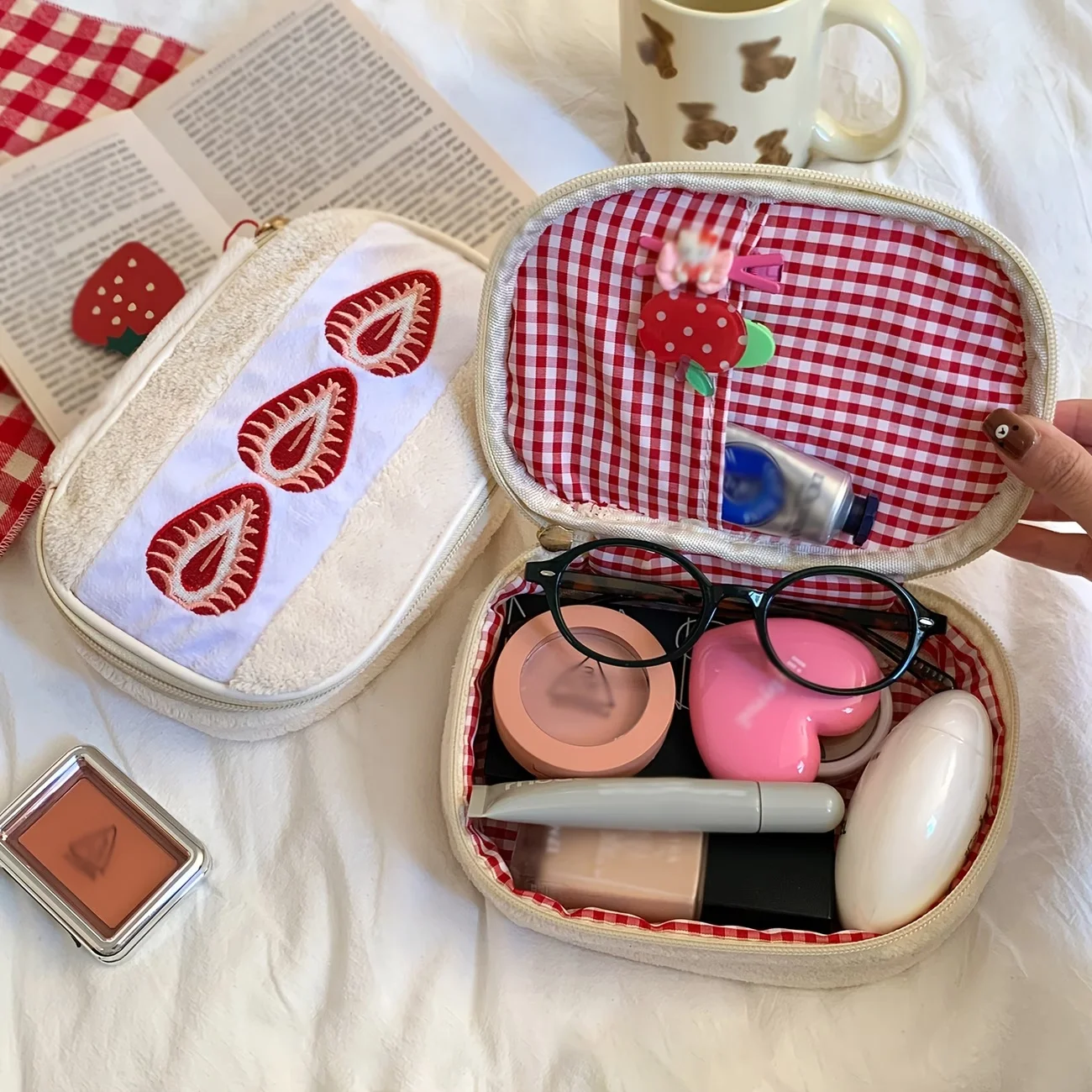 Bolsa de maquillaje con bordado de fresa, forro a cuadros, bolsa de cosméticos portátil, bonita bolsa bordada de estilo coreano para viaje, 1 ud.