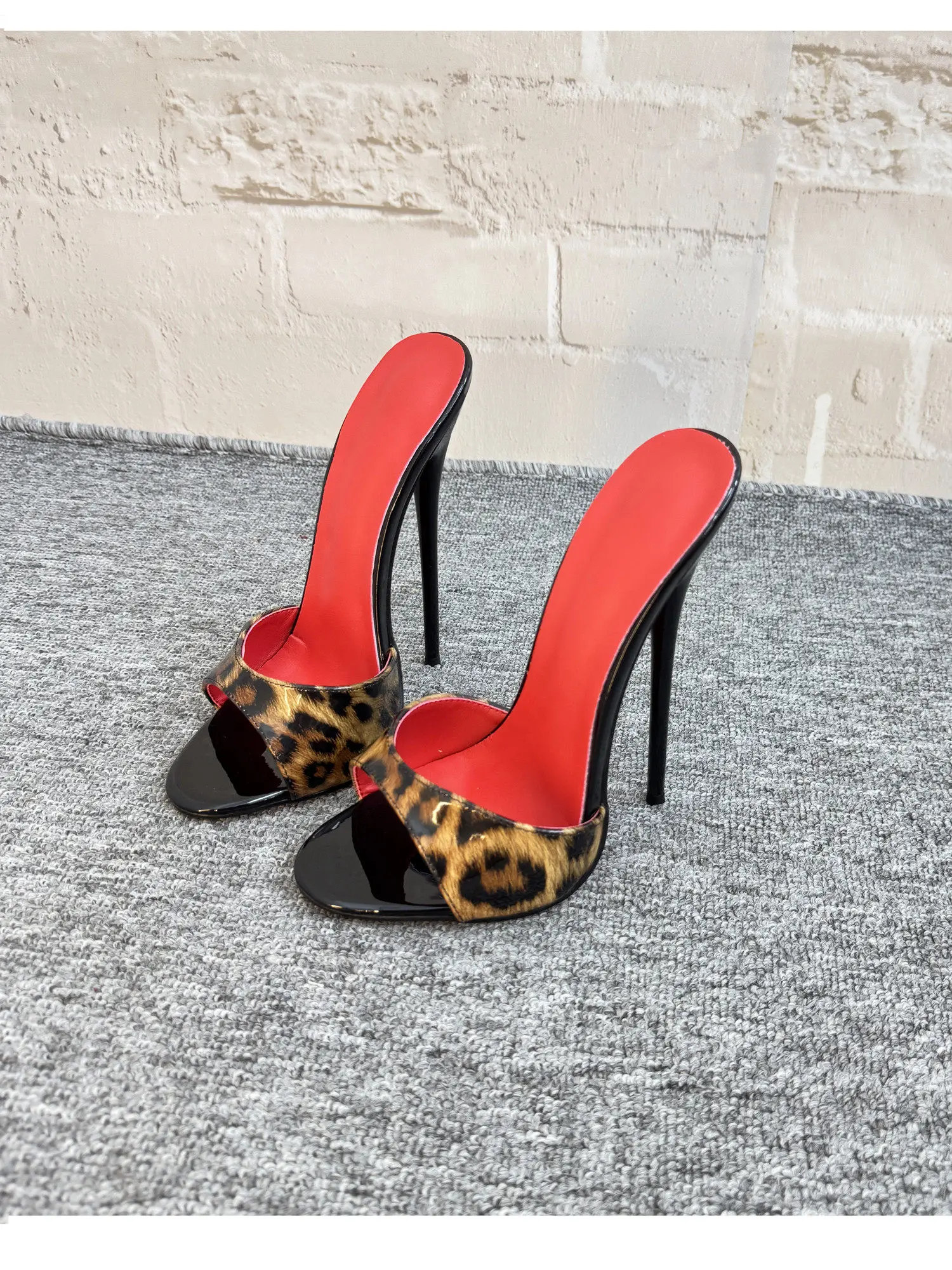 

New 12cm fashionable high-heeled patent leather leopard print slippers with sexy open toed sandals, reversed size, 33-46