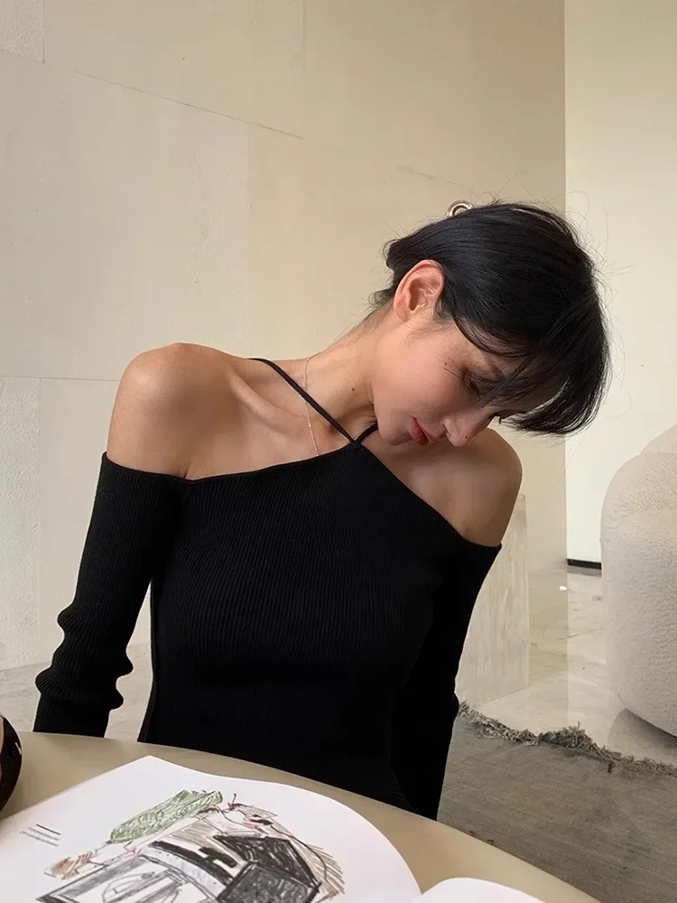 

Design Sense Off Shoulder Top For Women's Spring And Autumn Niche Slim Fit One Shoulder Hanging Neck Knitted Top
