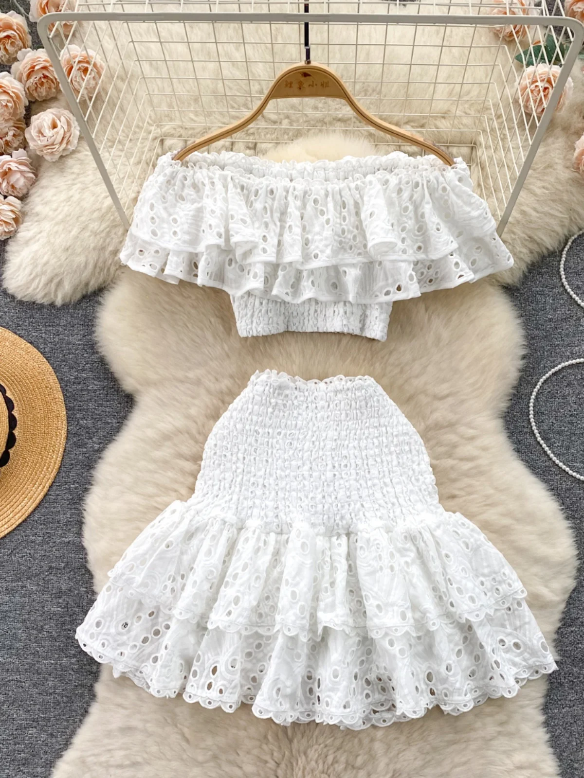 طقم نسائي أنيق مطرز بتطريز كثيف ومجوف بتصميم عطلة، يتكون من بلوزة قصيرة وتنورة نصف طول، بدلة من قطعتين عصرية