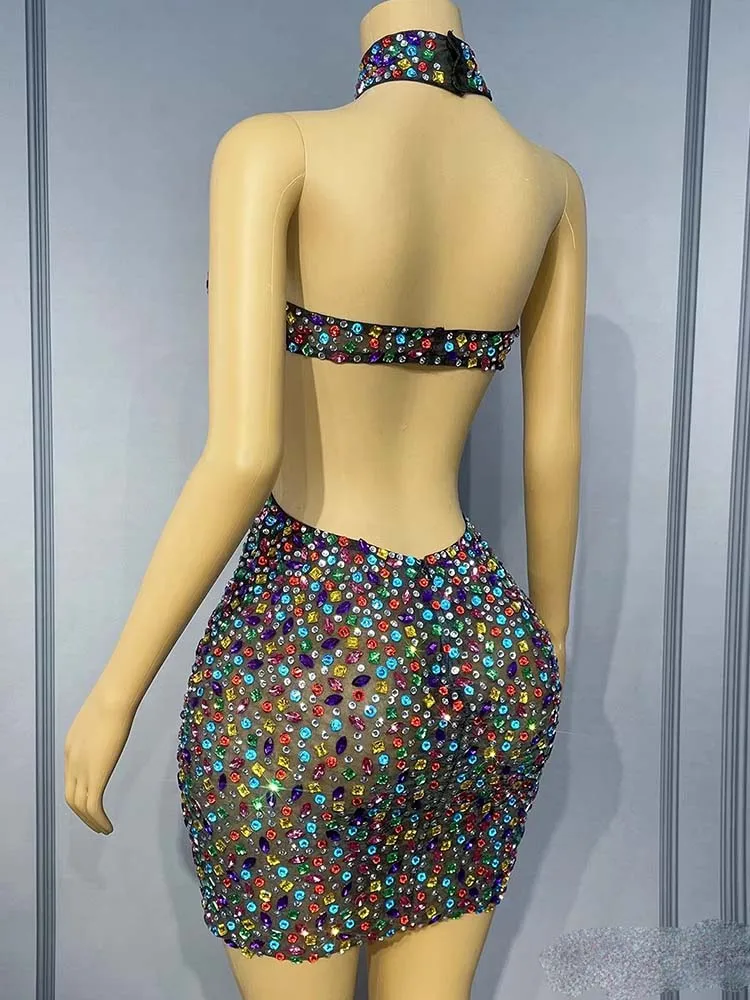 جودة عالية لامعة اللون الساخن الماس مثير معلقة الرقبة فستان بدون ظهر 2025 موضة جديدة مخصصة الملابس النسائية