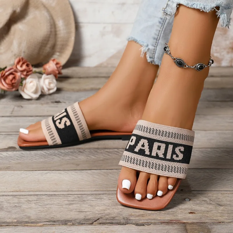 2025 المرأة صندل مسطح النعال الصيف جديد اللون حجب خطابات المنسوجة النسيج كلمة سحب لينة أسفل الترفيه المنزل النعال #5