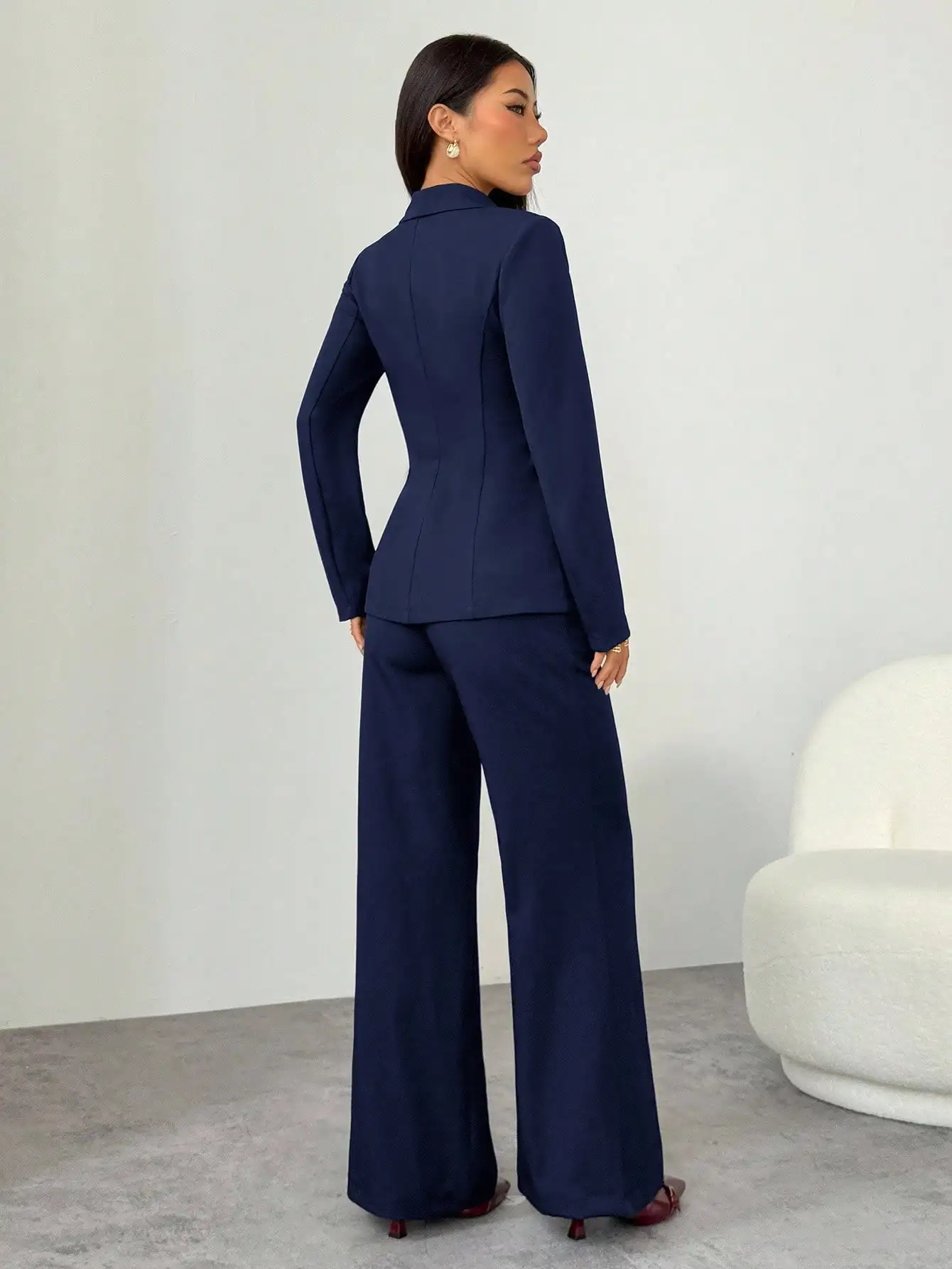 

Темно-синий офисный брючный костюм с одной пуговицей для женщин