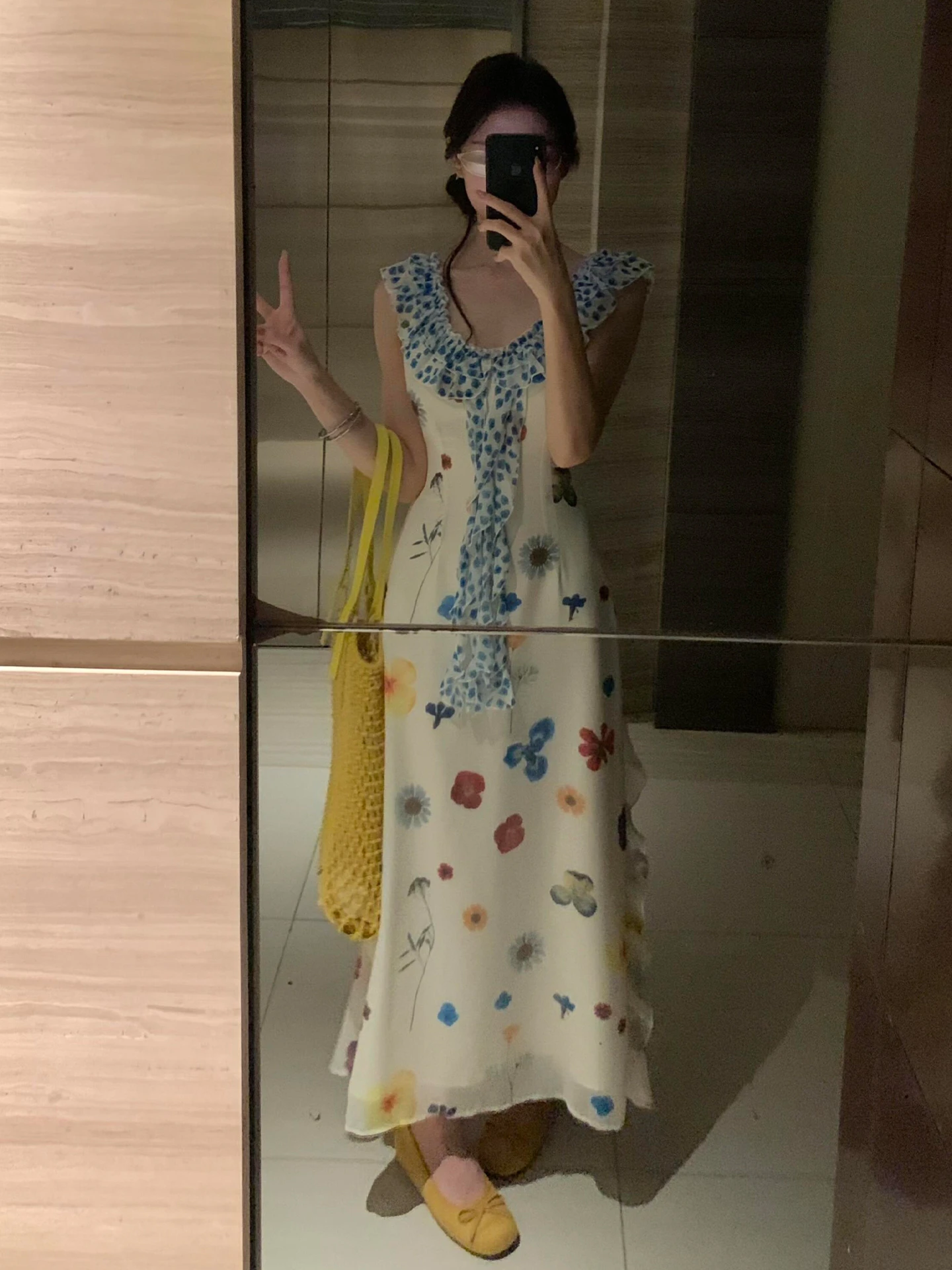 ชุดเดรสยาวลายดอกไม้แบบเปิดไหล่สำหรับผู้หญิง ฤดูร้อน 2025 รุ่นใหม่ สไตล์หรูหรา ทรงเอ เอวสูง ไม่มีแขน คอวี