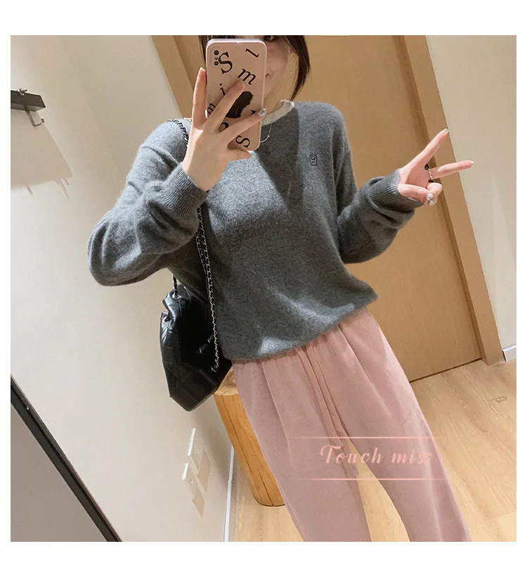 

2025 New Fashionable and Versatile Color blocked Embroidered Round Neck Women's Knitted Shirt,High end Style, Loose Bottom Shirt