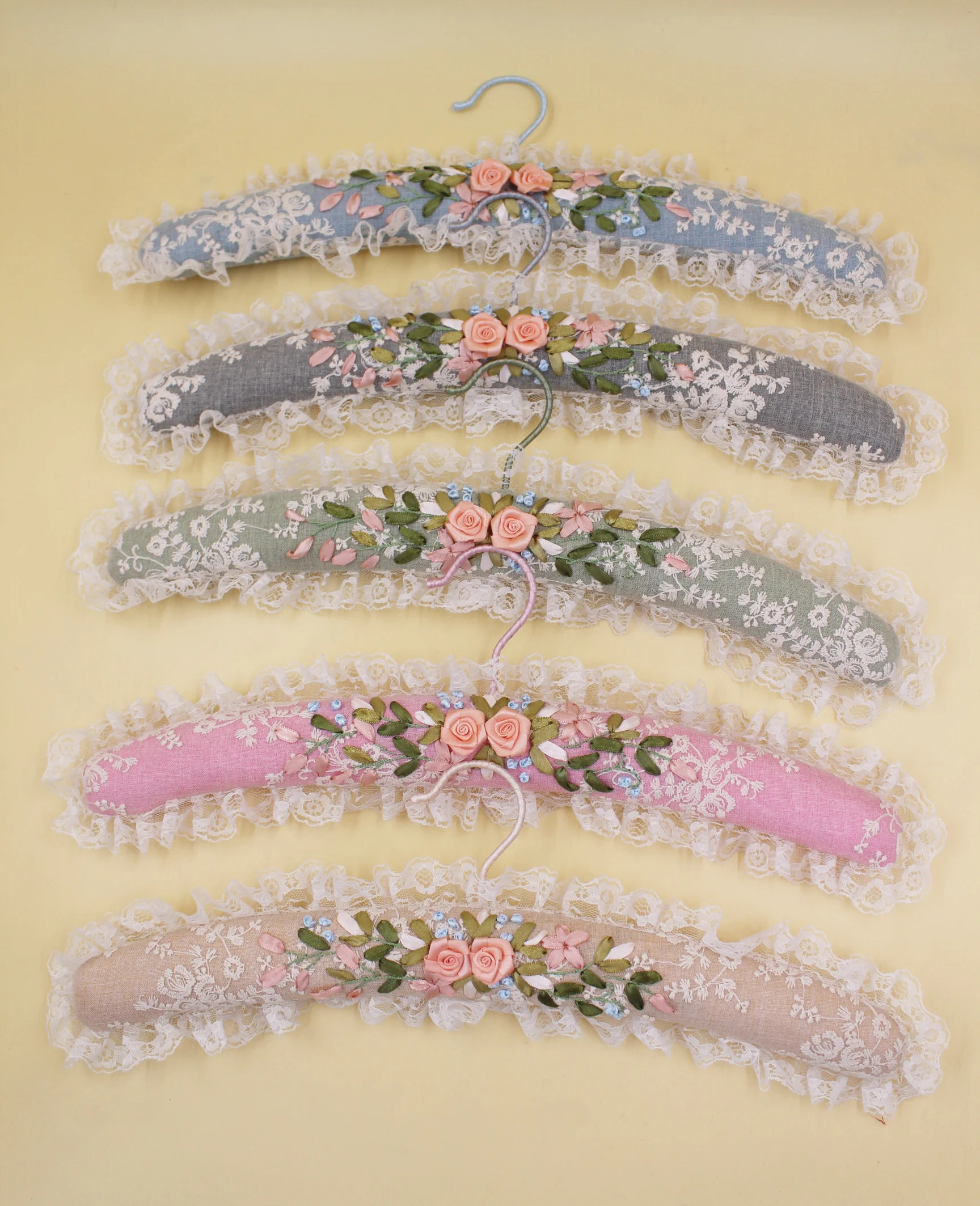 

Clothes Hanger Thickened Sponge Handmade Embroidered High-end European-style Cloth-wrapped Display Use Suitablefor Home Storage