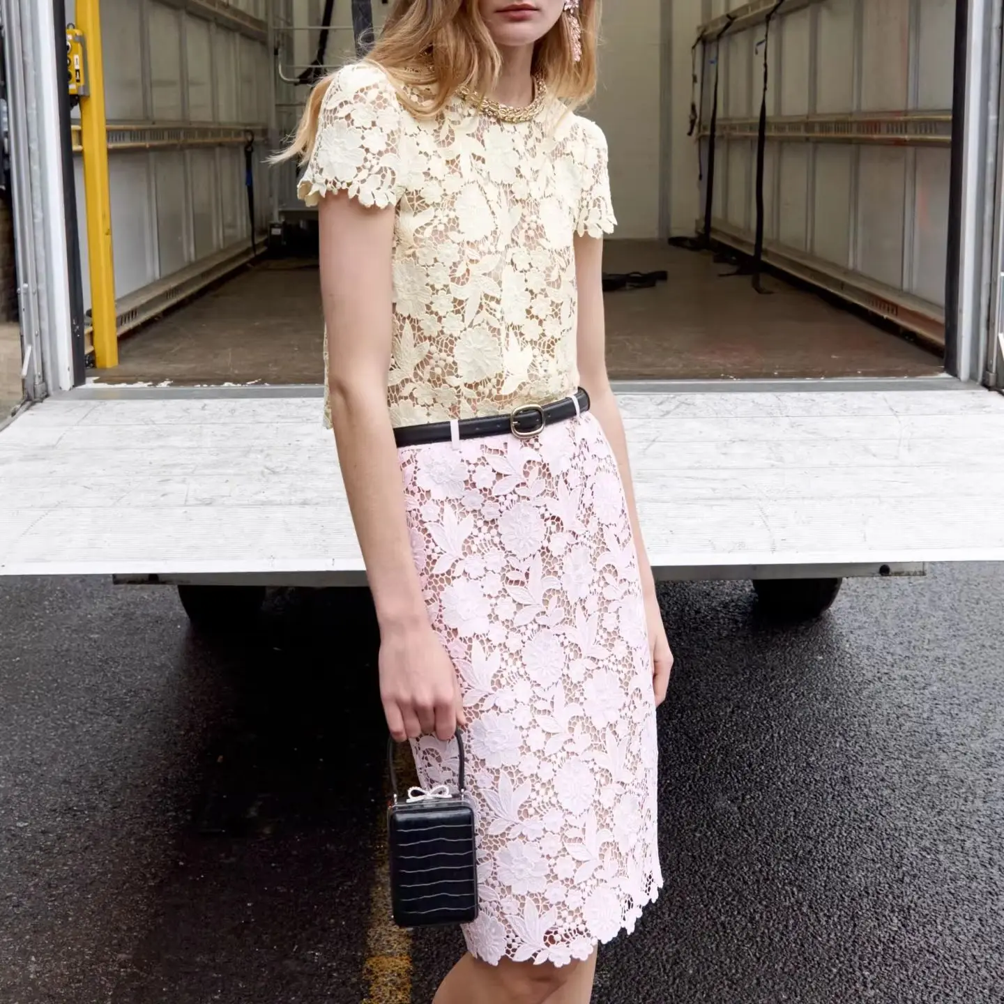 Women Lace Embroidery set Rhinestone Decoration O-Neck Short Sleeve Fashion Yellow Tee Tops + Pink Knee-Length Skirt