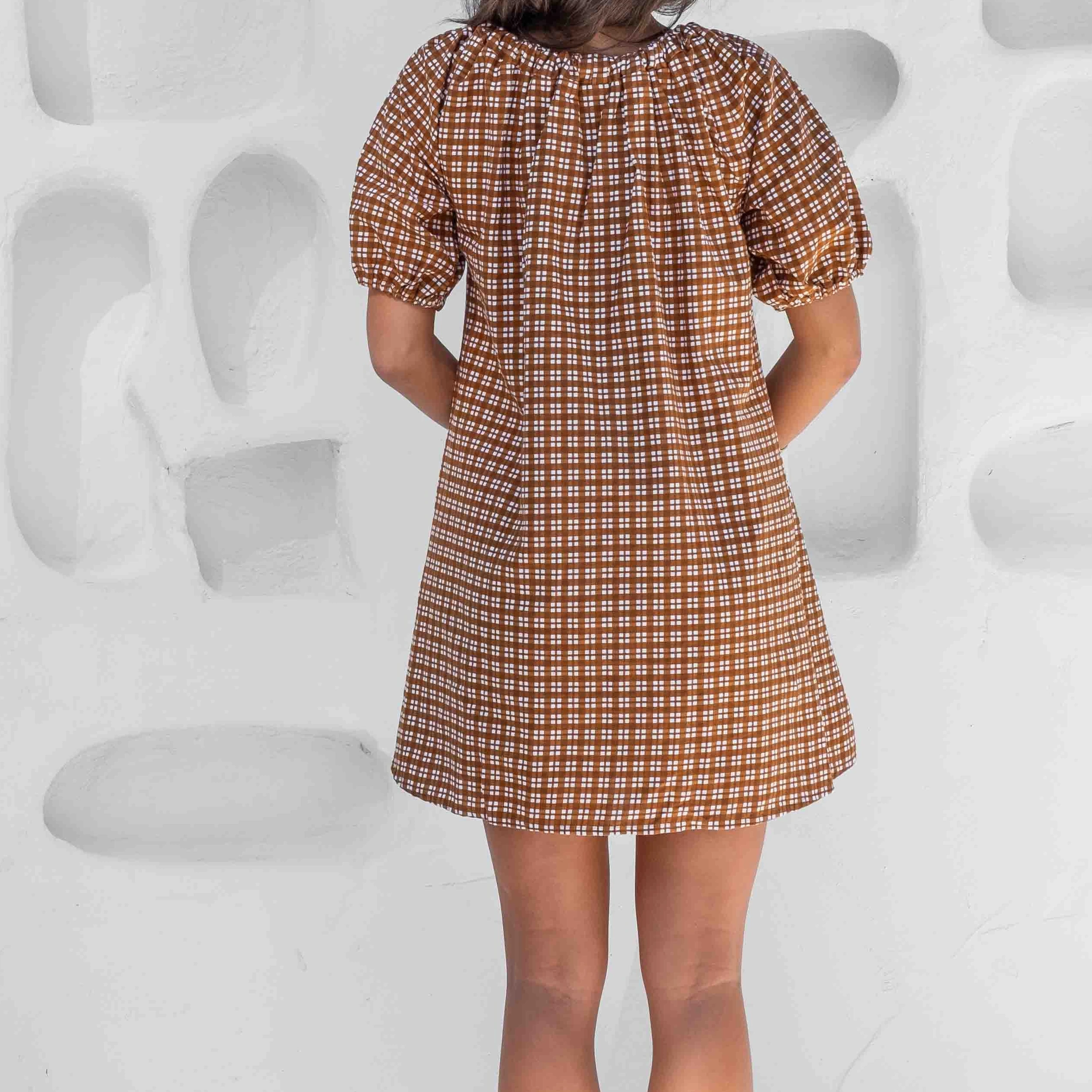 2026 Abito corto scozzese bordeaux da donna con maniche a sbuffo e dettaglio cravatta anteriore Mini abito casual per donna Elegante abito a trapezio autunnale