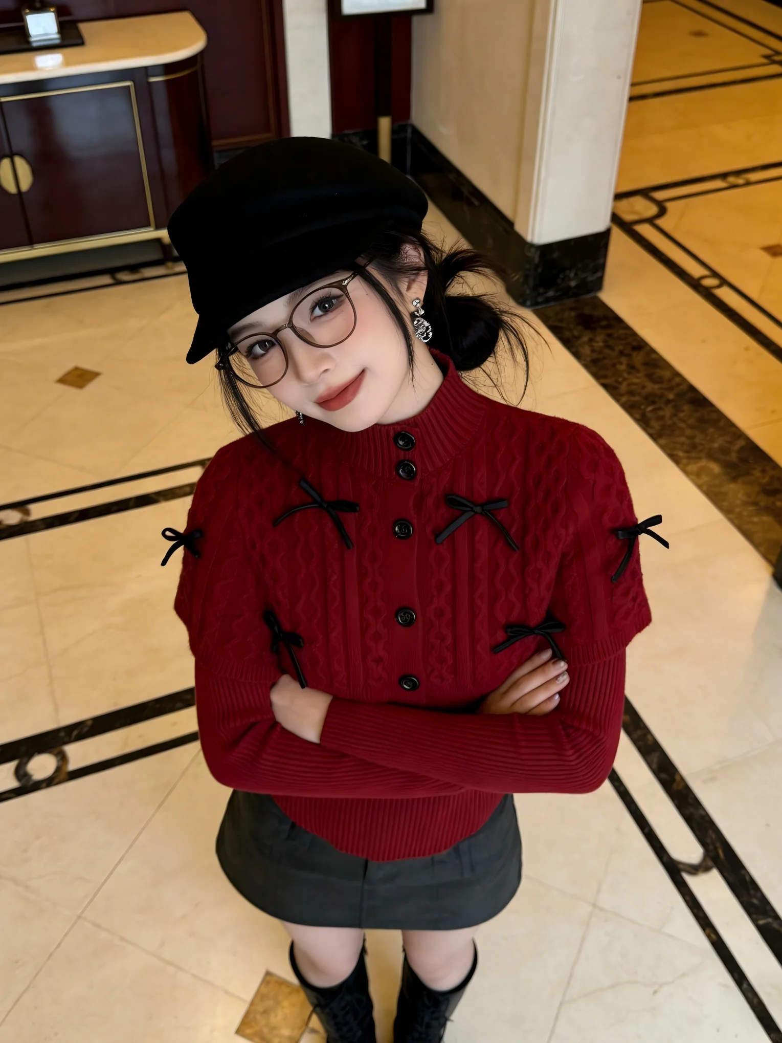 

Красный вязаный комплект с узором «узел» на плечах: облегающий, милый, зимний, модный женский ансамбль