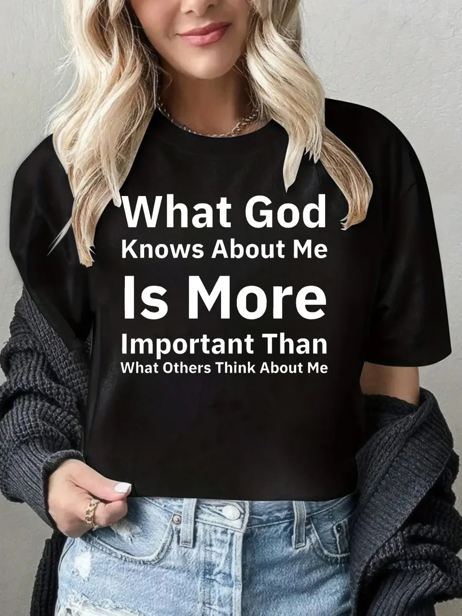 

Женская хлопковая футболка «Бог знает больше о меня, чем другие люди думают» — белый повседневный топ с круглым вырезом и короткими рукавами