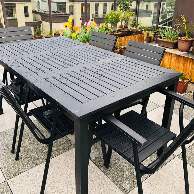 Tables et chaises d'extérieur, balcon de la cour, jardin de la villa, bois plastique antiseptique en plein air