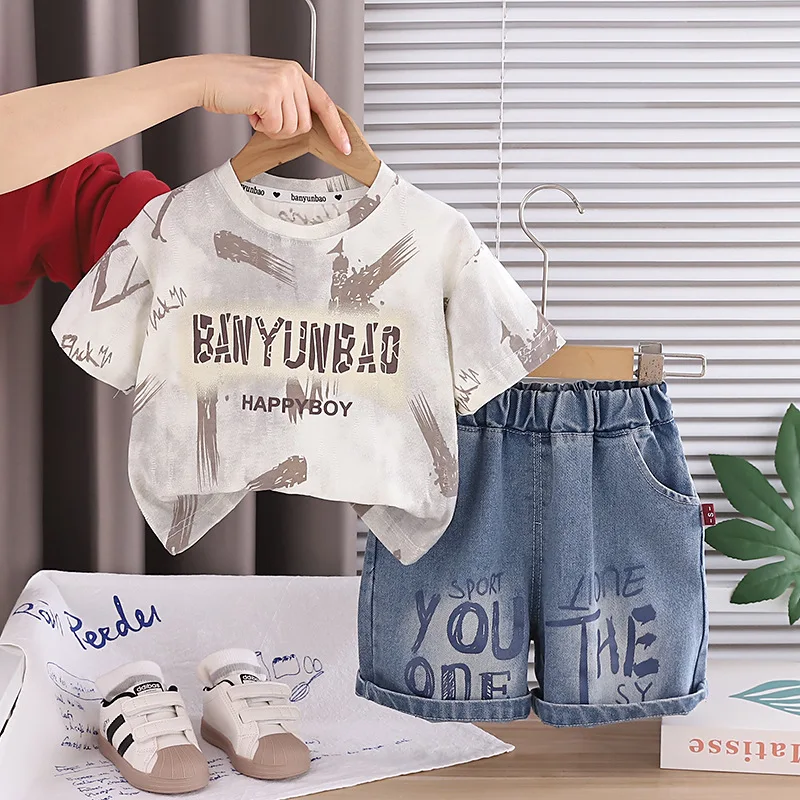 

Новый комплект для мальчиков 2026 года: футболка с коротким рукавом и принтом тай-дай, джинсовые шорты. Повседневная летняя одежда для малышей.