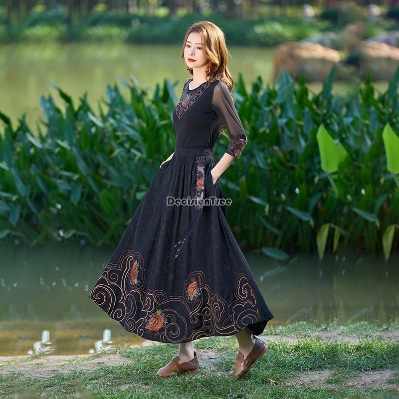 تنورة كلاسيكية صينية متوسطة الطول لعام 2025 بخصر مطاطي فضفاض على الطراز العرقي تنورة على شكل حرف a مطرزة بحاشية كبيرة تنورة نصف غير رسمية للنساء t1