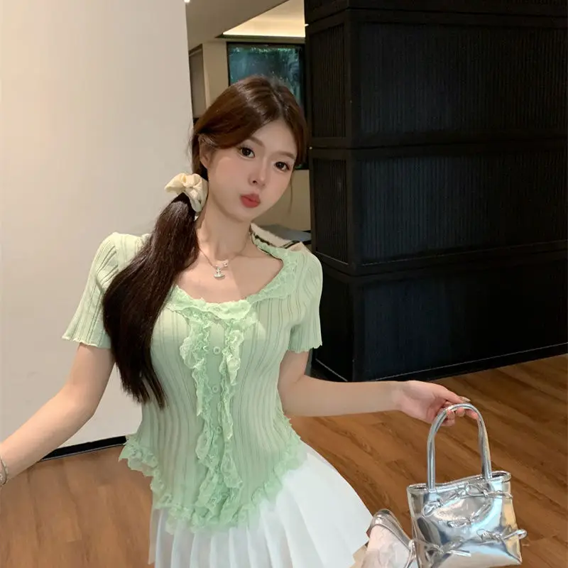 Maglione a maniche corte con giunture in pizzo dolce per donna 2025 Camicia base slim di nuovo design estivo Top corto