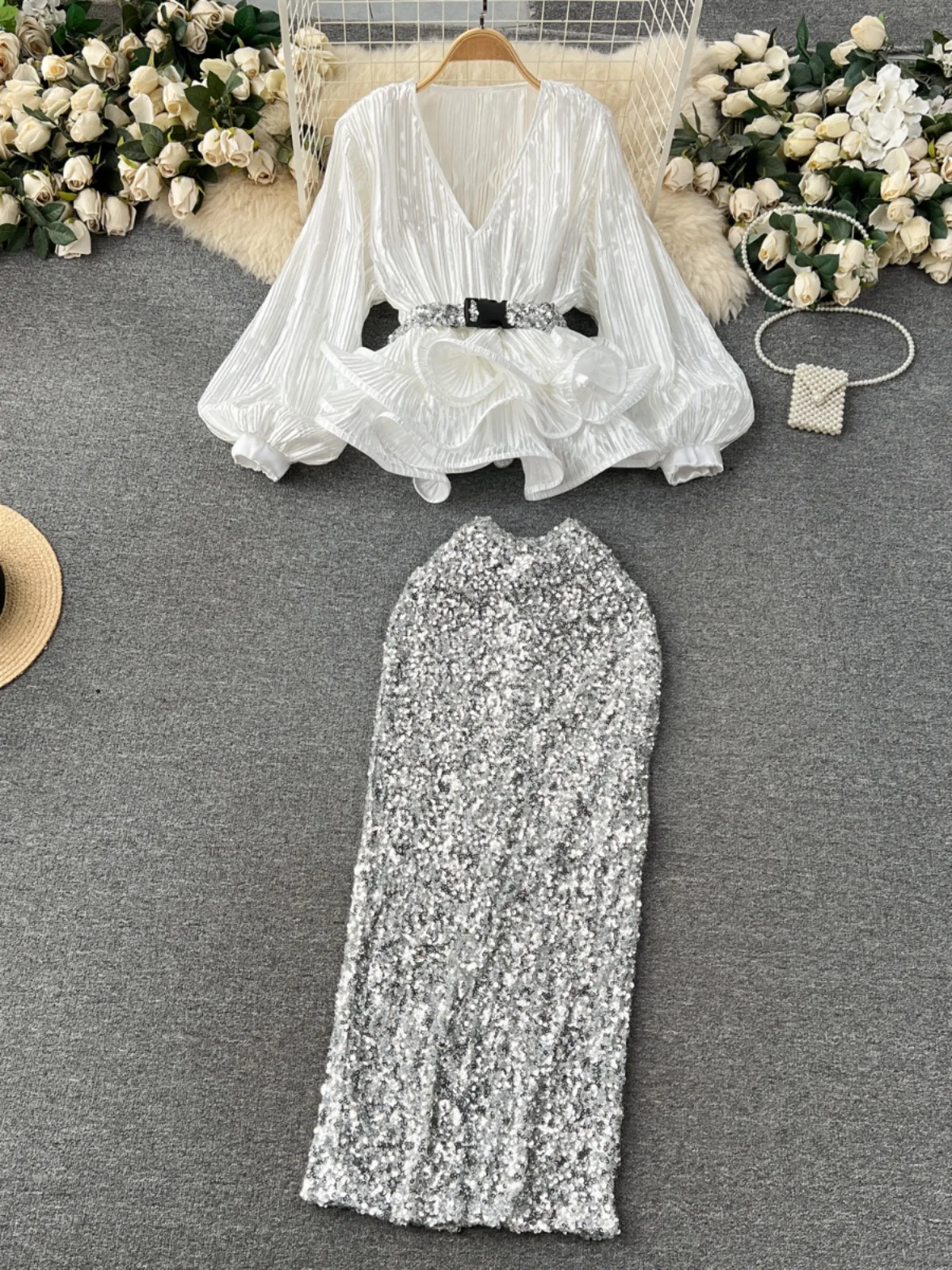 Conjunto E e Moderno F com Saia de Cintura Alta e Top com Lantejoulas Brilhantes, Pregas e Detalhes em Renda pa...