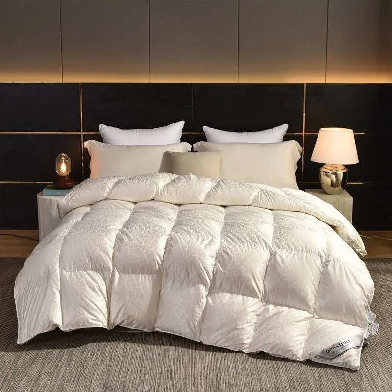 Keep warm winter quilts, spring and autumn quilts, skin-friendly wedding quilts, thickened and light luxury