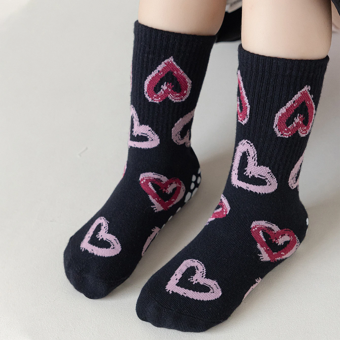 5 Paar Mädchen, mittelgroße und große Kinder-Bodensocken mit herzförmigem Streifenmuster, mittellange Socken, rutschfest, verschleißfest – Detail 8