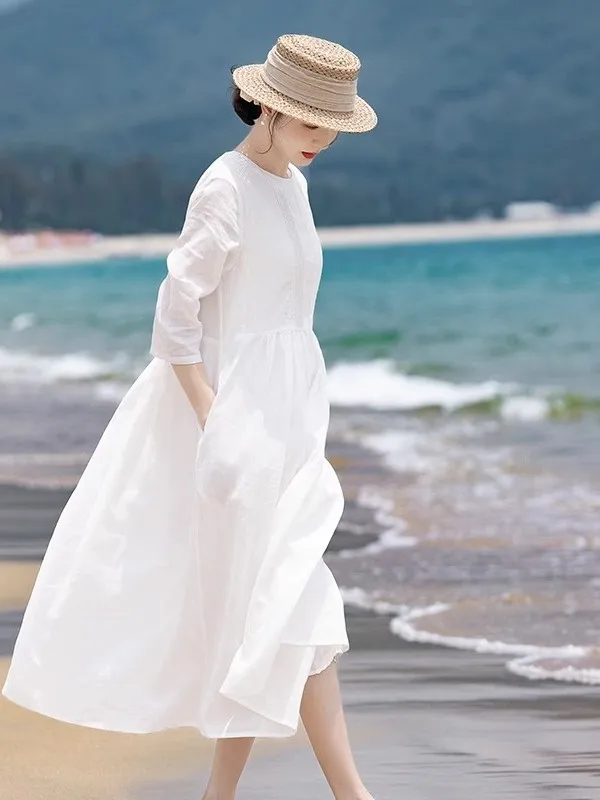 فستان أنيق أبيض مطرز من القطن والكتان بتصميم A-Line، خفيف الوزن يمنح إحساسًا بالحكاية الخيالية، تنورة متوسطة الطول لموسم الصي...