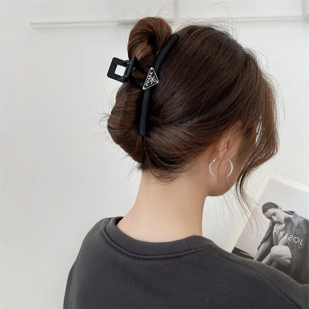 High-End Frosted Acrylic Metal Hair Claws Triangle Letter Clip Simple Shark Clip Bangs Holder Fashionable Hair Accessories image 4