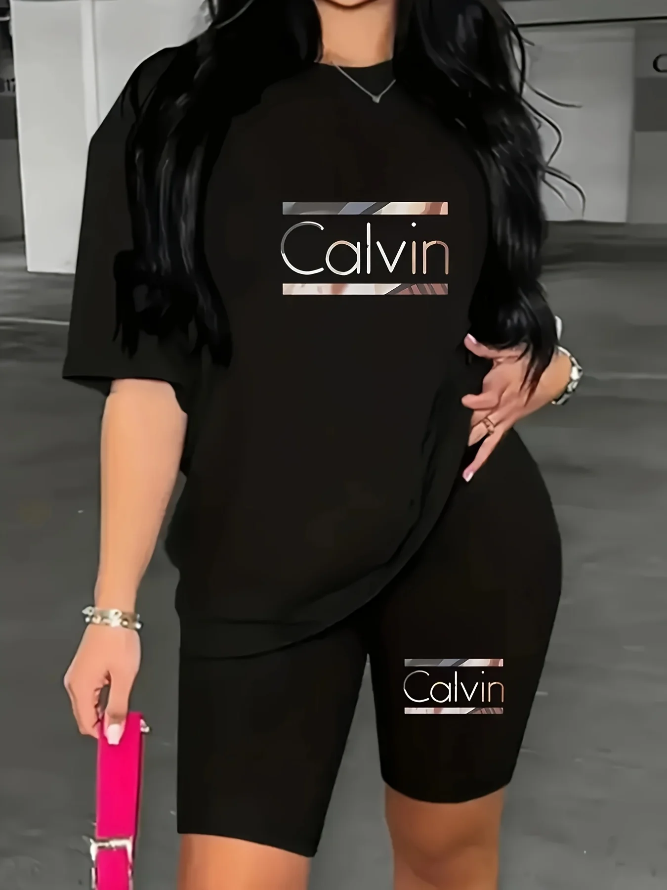 Conjunto de dos piezas de camiseta de manga corta con cuello redondo y pantalones cortos ajustados con estampado de letras Calvin a la moda informal de verano para mujer