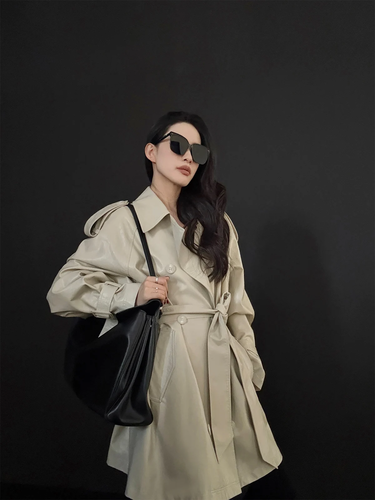 เสื้อแจ็คเก็ตหนังสีดำ เสื้อโค้ทยาวสำหรับผู้หญิง แบบลำลอง กระดุมสองแถว หนัง PU แฟชั่นฤดูใบไม้ผลิและฤดูใบไม้ร่วง คุณภาพสูง PAPERLLL