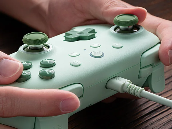 لوحة ألعاب سلكية 8BitDo Ultimate 2C، وحدة تحكم ألعاب USB مع عصا تحكم بتأثير القاعة لأجهزة الكمبيوتر التي تعمل بنظام Windows 10 11 وAndroid وRaspberry Pi