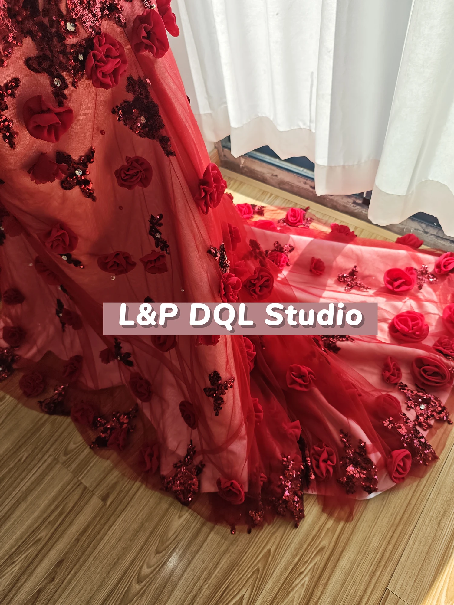 L&P DQL Studio-Abendkleid Dard Red Exquisite Ballkleider Neckholder Reißverschluss hinten Applikation mit Pailletten Perlen mit Kristall