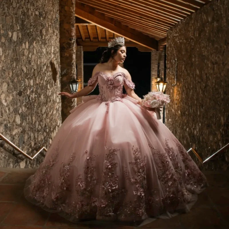 Różowa suknia Quinceañera z odkrytymi ramionami, brokatowa, z kryształkami, aplikacją 3D kwiatów, długim trenem, kokardą, Vestidos De 15 Quinceañera ﻿ Dostosuj