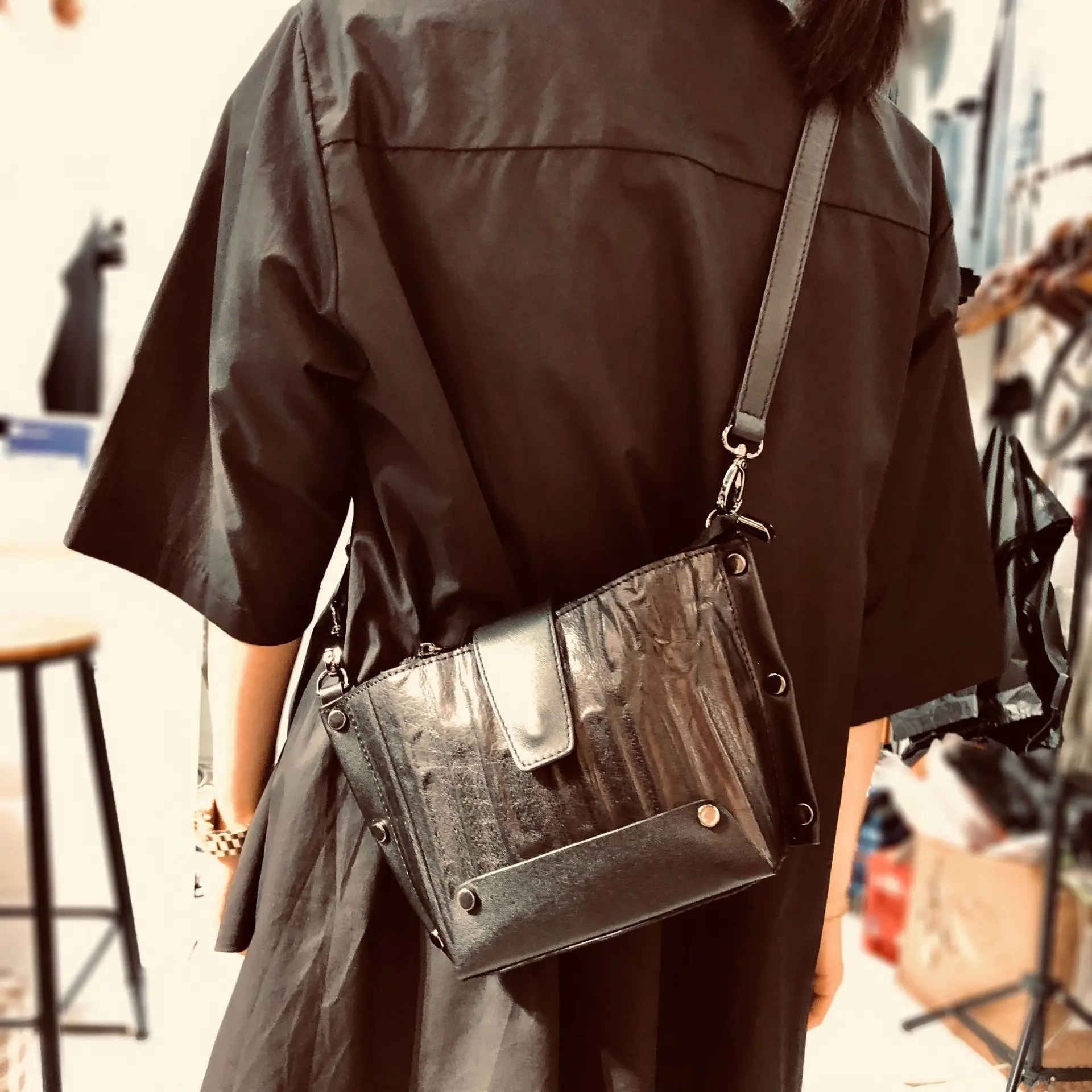 

Vintage Original Vegetable-tanned Cow Leather Messenger Bag Leather Pleated Shoulder Bag Rivet Locomotive Feng Shui Bucket Bag