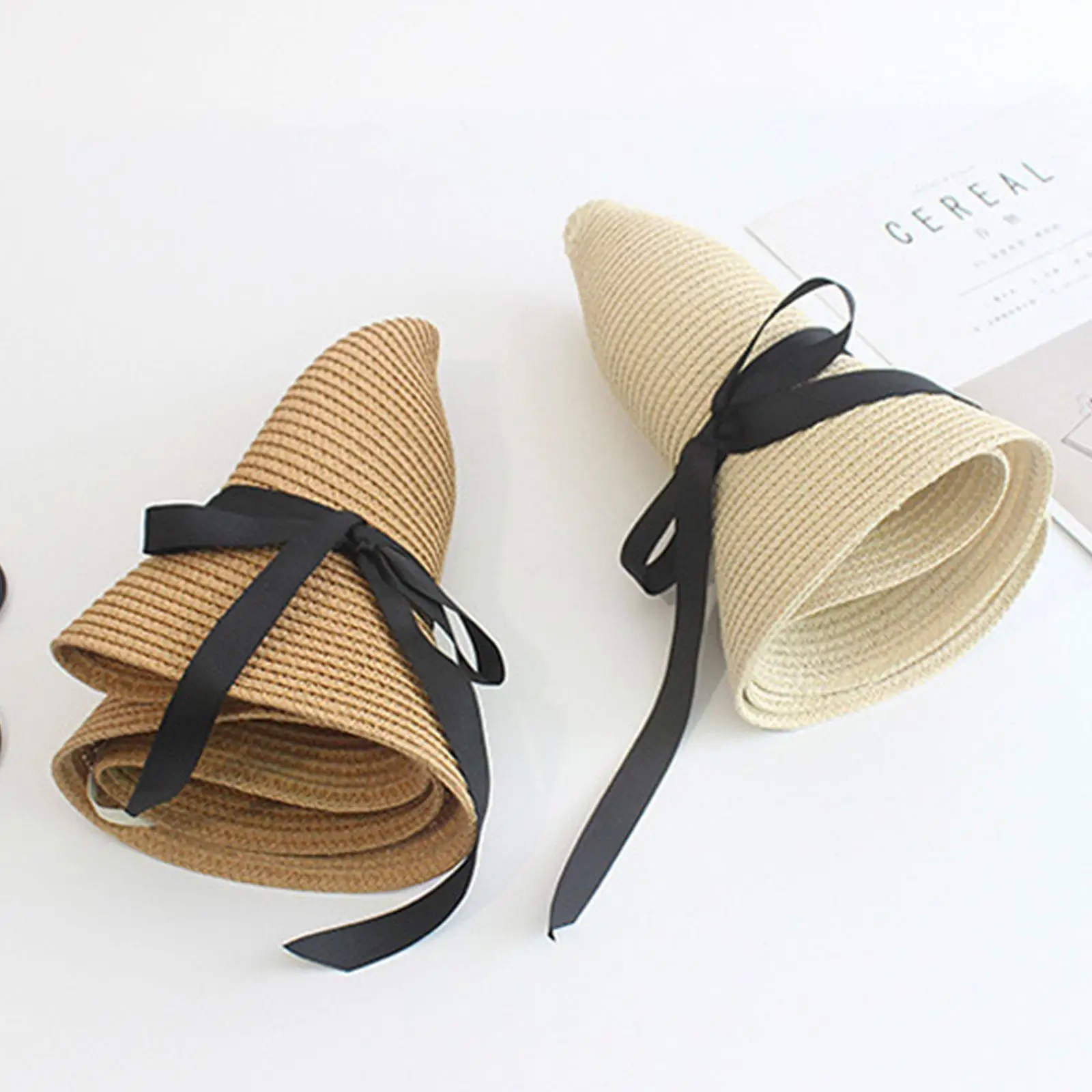 قبعة كبيرة من القش للنساء، حافة ربطة عنق سوداء واقية من الشمس، قبعة شاطئ قابلة للطي، عطلة على شاطئ البحر في الهواء الطلق، عصرية وأنيقة