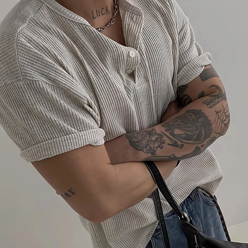 

Новинка лета 2025 года, модные мужские футболки, повседневные футболки с коротким рукавом и воротником на пуговицах, мужская одежда, винтажная текстурированная футболка вафельного цвета