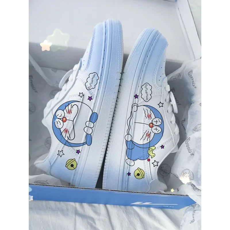 أحذية Doraemon Cartoon 2D المرسومة يدويًا منخفضة الارتفاع للربيع والخريف أحذية بيضاء عصرية جديدة قابلة للتنفس هدية عيد ميلاد بالجملة #3